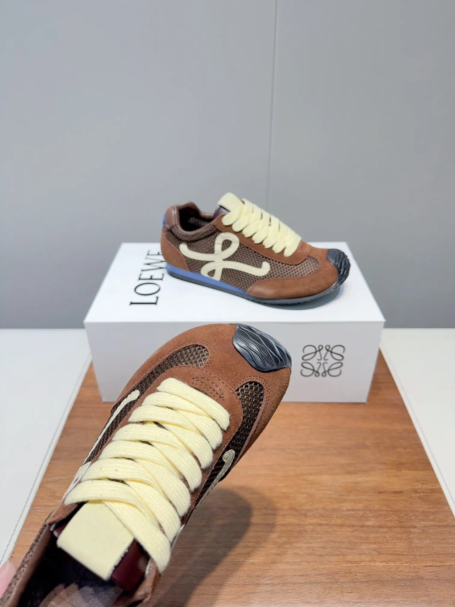 👟👟Ex-factory price 560👟👟 Loewe LOEW- 2025 mesh moral training shoes Super awesome Asymmetric toe shape, as LOEWE's signature design Super soft, lightweight and flexible sole, new wave texture rubber outsole, extending to the toe, upgraded soft leather lining and footbed to provide maximum comfort, 3D injection molded rubber LOEWE logo on the heel Fully open mold matching material Size: 35-40 (custom-made for 40 women, non-refundable)